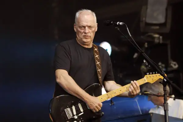 David Gilmour, icona del rock, suona la sua chitarra, un vero patrimonio musicale.