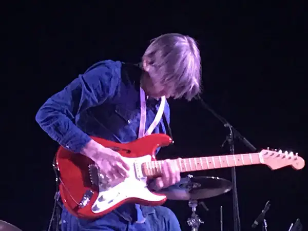 Eric Johnson chitarrista, con la sua chitarra rossa, incanta il pubblico con un assolo.