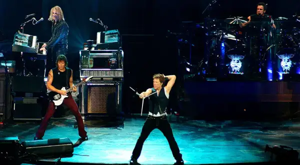 Jon Bon Jovi, chitarrista dei Bon Jovi, sul palco con la band.