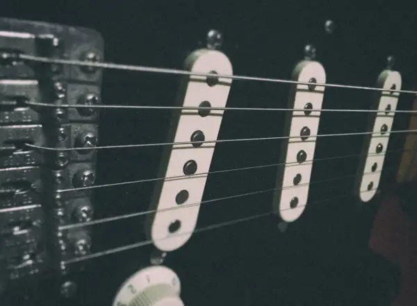 Dettaglio dei pickup di una Stratocaster, con le corde che passano sopra. L'altezza dei pickup è fondamentale per il suono.