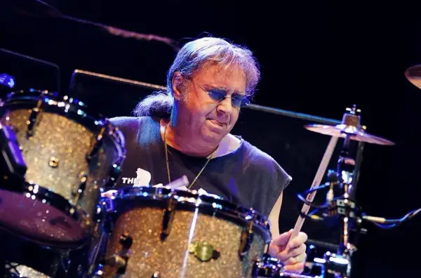 Ian Paice, batterista dei Deep Purple, in azione sul palco, con la sua batteria scintillante.