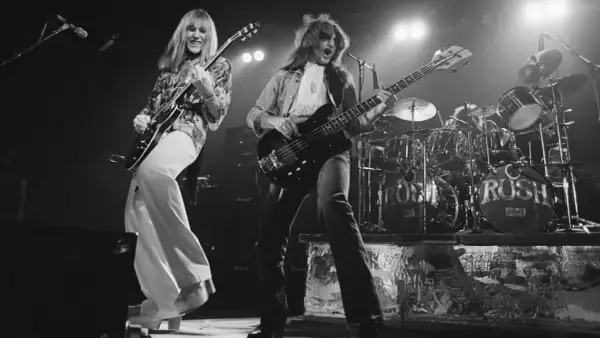 Il gruppo musicale Rush sul palco, con Geddy Lee al basso e Alex Lifeson alla chitarra.