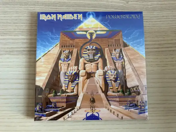 Copertina dell'album "Powerslave" degli Iron Maiden, con un'imponente piramide egizia e statue di faraoni.