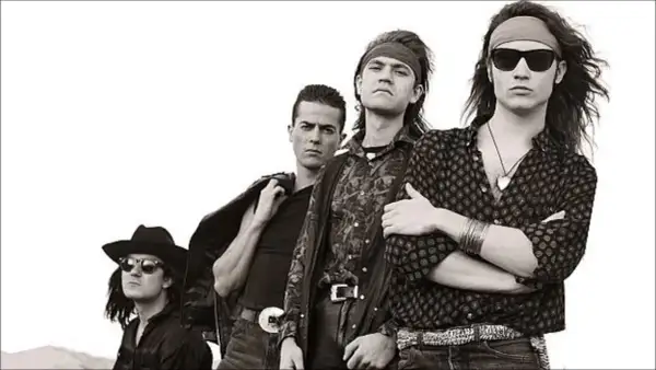 I quattro **eroi del silenzio** posano con sguardo intenso, pronti a conquistare il mondo con la loro musica.