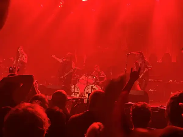 Concerto infuocato, la band sul palco, un chitarrista con i capelli lunghi, il batterista, il pubblico esulta. "Kata ton daimona eaytoy" risuona nell'aria.