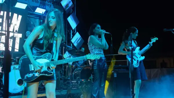 Eroe della musica sul palco, una chitarrista energica e una cantante carismatica affrontano i mostri della notte con la loro performance.