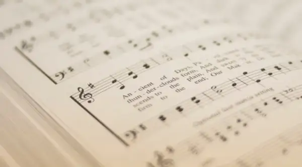 Spartito musicale con simboli musicali e testo. Le note e le parole si fondono in un'armonia visiva.