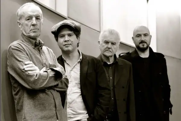 I membri di The Animals, un gruppo di musicisti con un'aria pensierosa, posano in un ritratto in bianco e nero.
