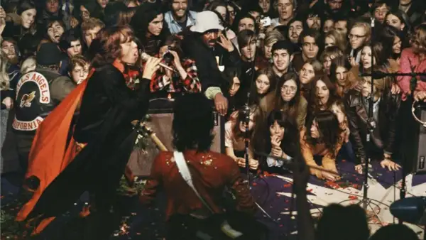 Concerto caotico con Mick Jagger che canta, la folla eccitata e i membri degli Hells Angels che sorvegliano. Un momento che fa "let it bleed".