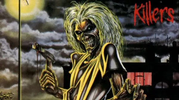 Eddie, il killer degli Iron Maiden, brandisce un martello insanguinato sotto una luna minacciosa.