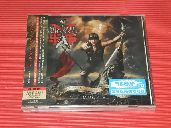 Copertina CD "Immortal" del Michael Schenker Group, con il chitarrista in posa con la sua iconica chitarra.