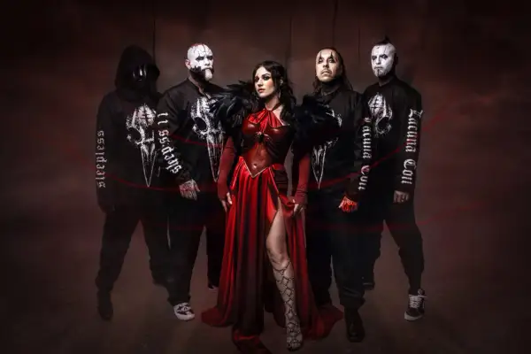 I membri dei Lacuna Coil, con la cantante in abito rosso, posano in un'atmosfera dark.