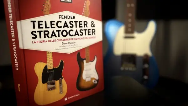 Libro "Fender Telecaster & Stratocaster" con chitarre iconiche. Potrebbe contenere informazioni sul fender serial number mexico.