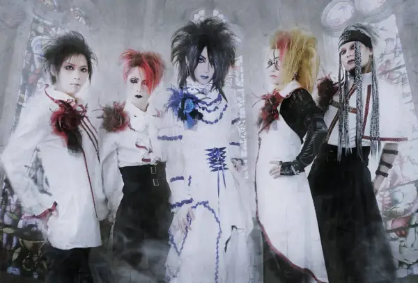 Cinque musicisti con look gotico e capelli colorati, pronti per il loro concerto. Sembrano usciti da un sogno, forse da "moi dix mois".