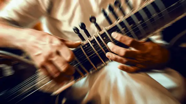 Mani esperte suonano il sitar, uno strumento complesso. Forse è questo qual è lo strumento più difficile da suonare?